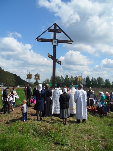 Поклонный крест на въезде в село Ягул