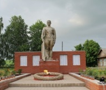 Памятник землякам, погибшим в годы ВОВ (скульптура "Воин со знаменем")