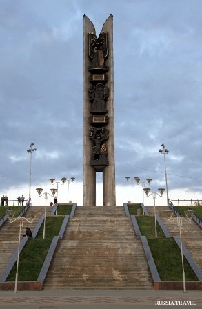 Монумент "Навеки с Россией"