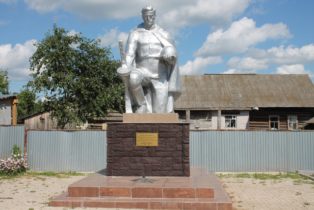 Памятник землякам, погибшим в годы Великой Отечественной войны — "Клятва солдата"