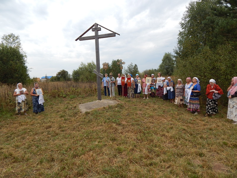 Поклонный крест на на  въезде в деревню Русский Вожой
