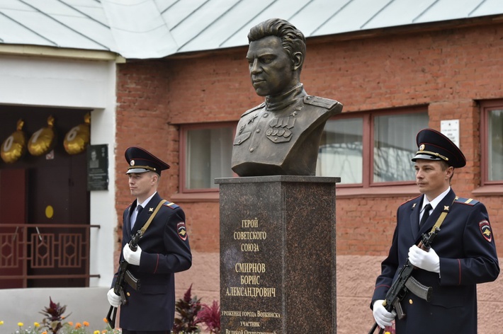 Памятник Герою Советского Союза Смирнову Б. А. 